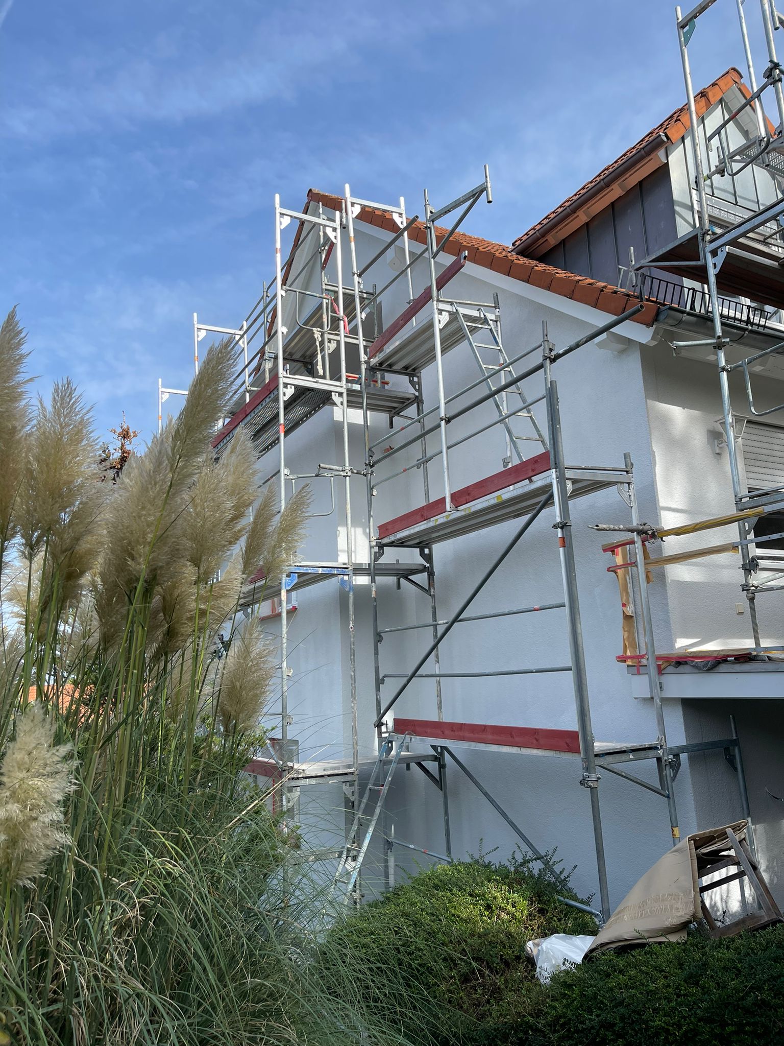 Mehrfamilienhaus Straubenhardt, komplette Fassade, Dachuntersichten und Balkongeländer